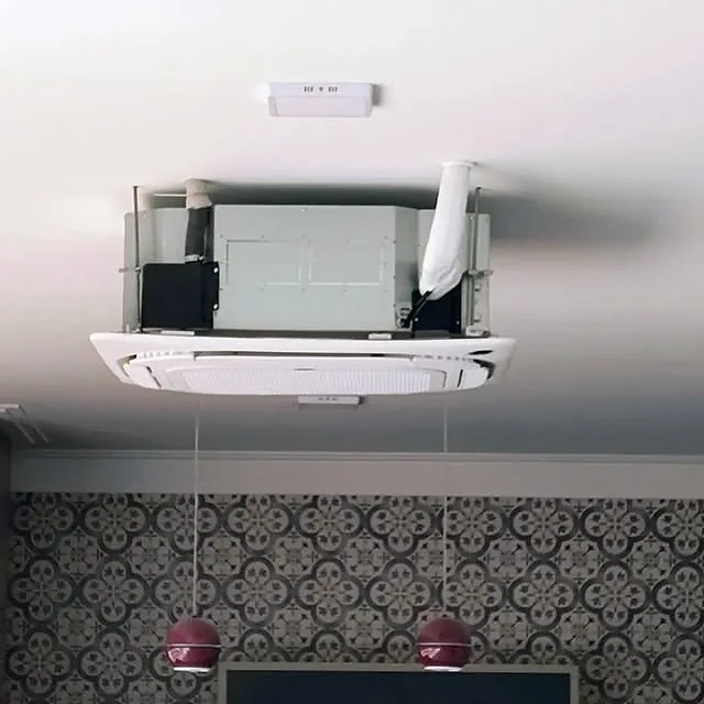 Registro do ar-condicionado cassete Carrier instalado no teto de uma área gourmet