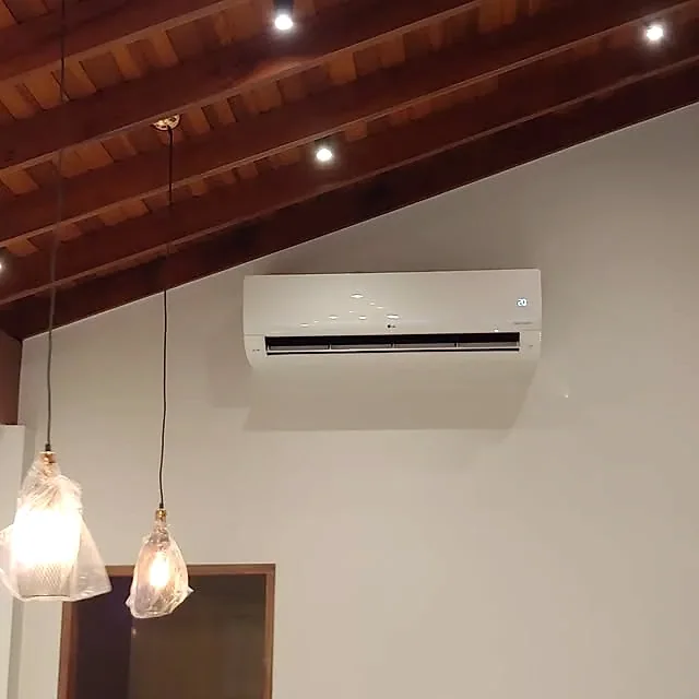 Registro de aparelho split instalado em ambiente interno com teto de madeira